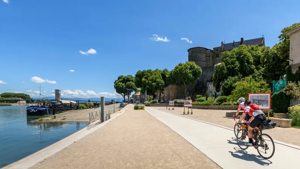 Hommes roulant à vélo sur la ViaRhôna, à Tournon-sur-Rhône