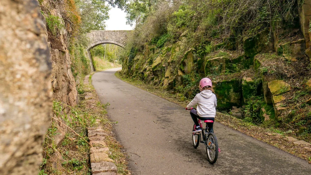 Petite fille à vélo sur la Via Fluvia