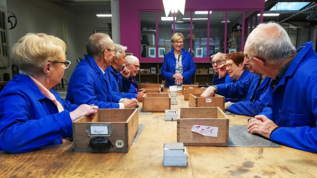 Groupe de seniors à un atelier fabrication de bijoux