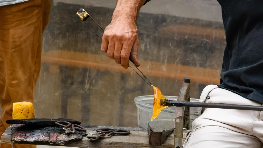Travail du verre par un artisan