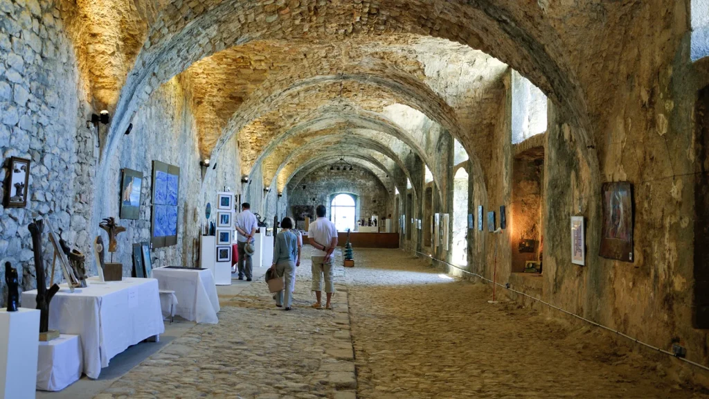 Exposition dans les anciennes écuries du village de caractère de Banne