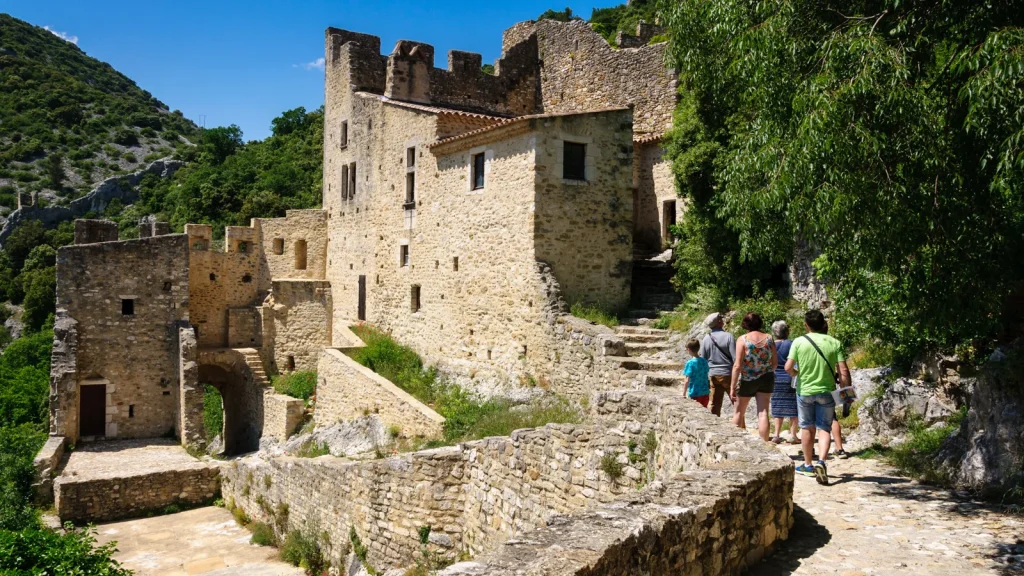 Famille dans le village de caractère de Saint-Montan, en été