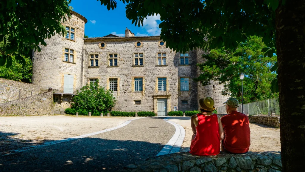 Personnes contemplant le château de Vogüé
