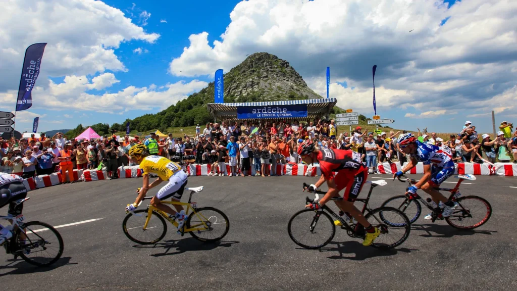 Tour de France passant devant le Mont Gerbier de Jonc