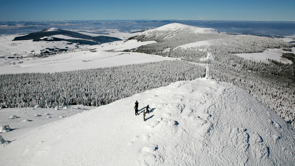 Famille au sommet du Mézenc, couvert de neige