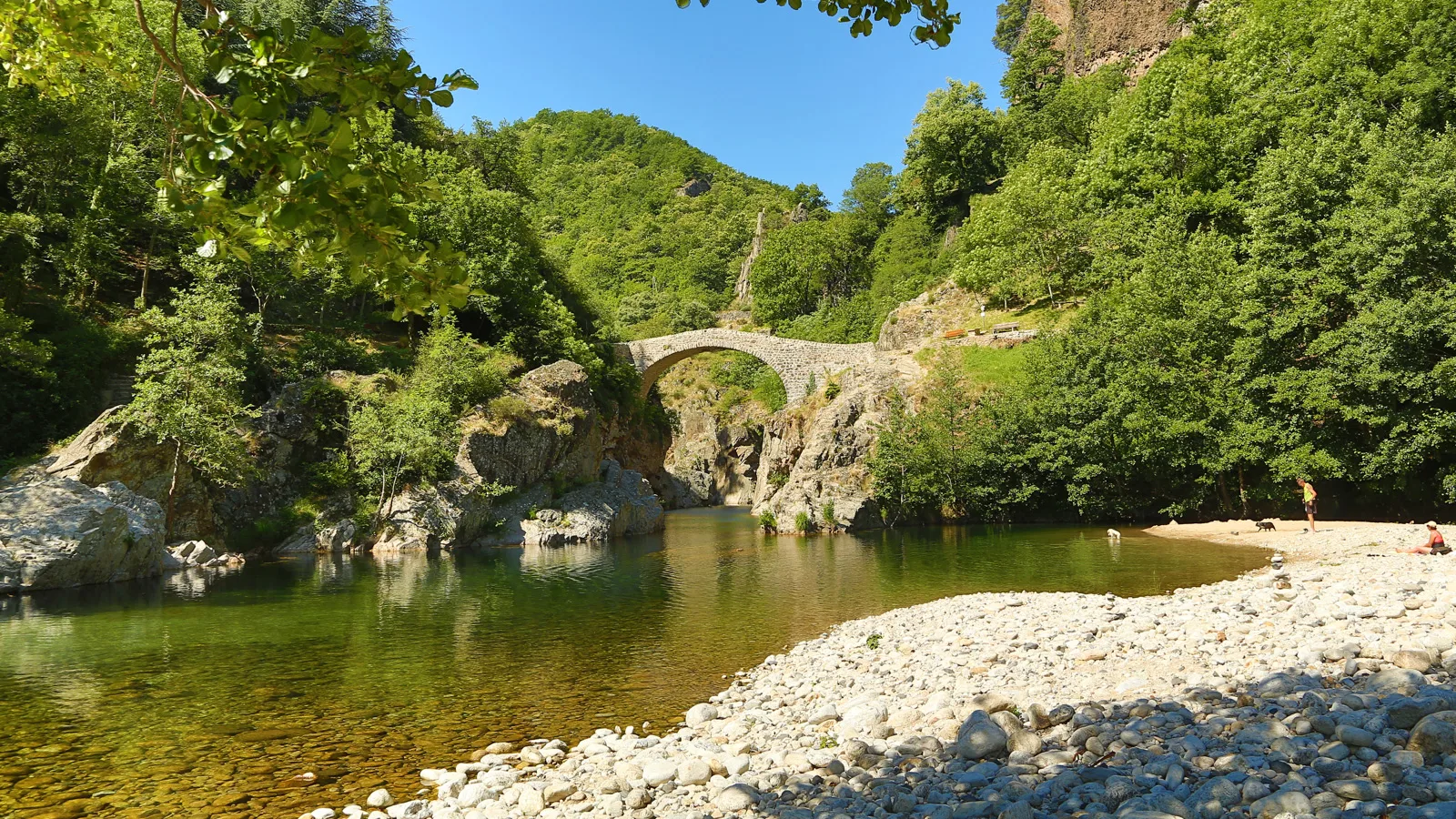 Week end et Ponts du mois de mai, réservation votre séjour Ardèche Guide — free download