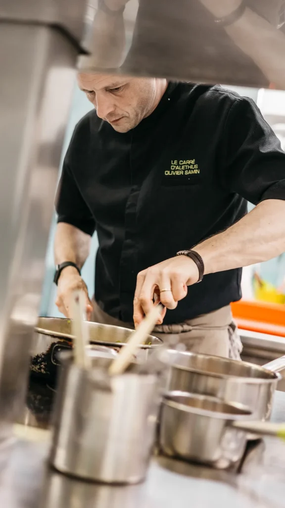Olivier Samin, cuisinant au "Carré d'Altethius", un restaurant "Toqués d'Ardèche"