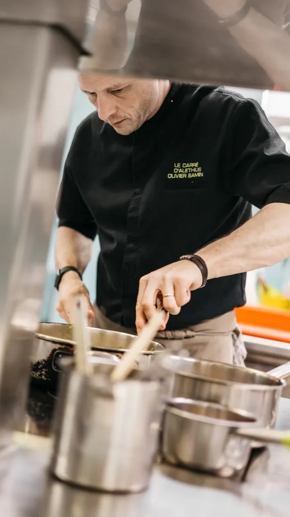 Olivier Samin, cuisinant au "Carré d