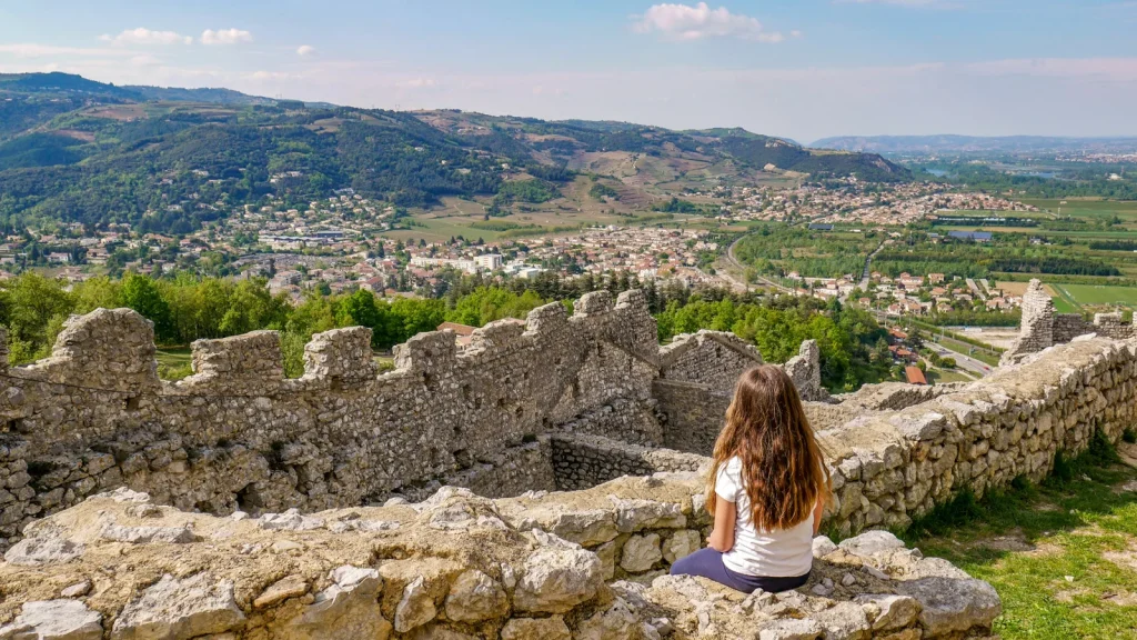 Petite fille observant le panorama depuis le château de Crussol