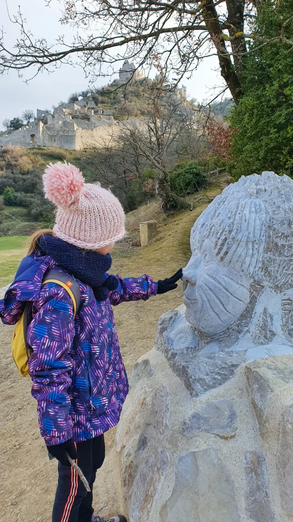 Enfant parcourant "Le sentier des géants" au Château de Crussol en hiver