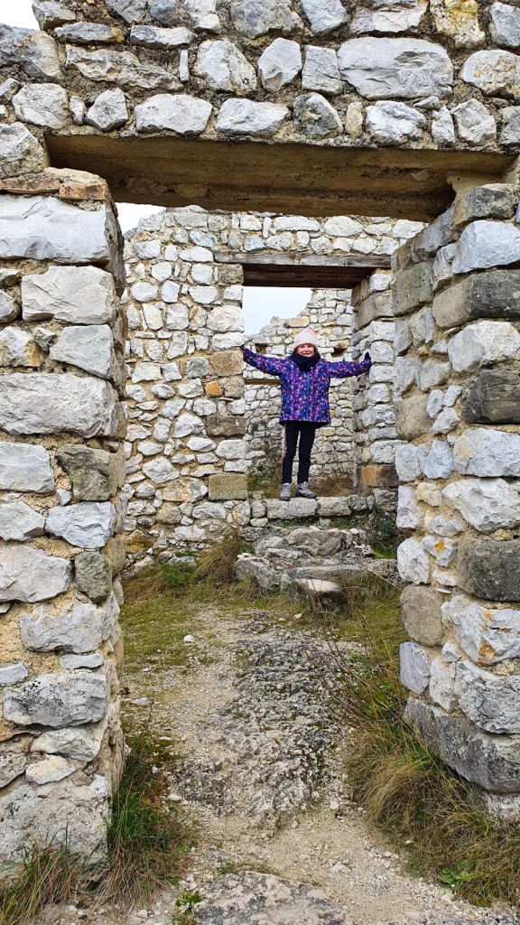 Petite fille parmi les ruines du château de Crussol
