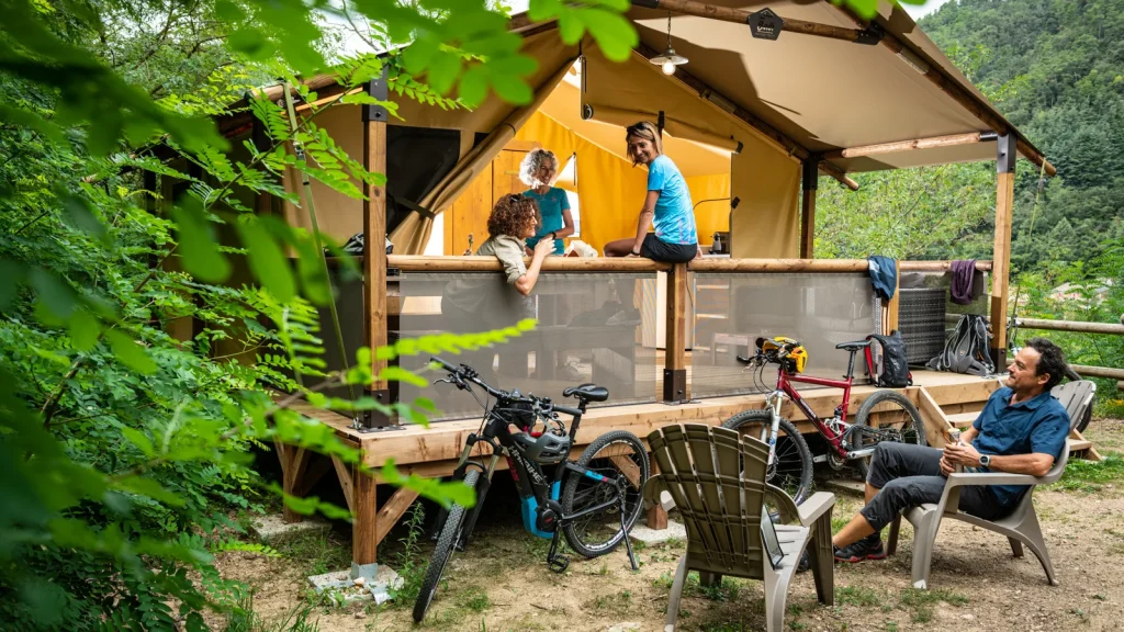 Groupe d'amis au camping "La mas de Champel", un hébergement labellisé "Accueil Vélo"