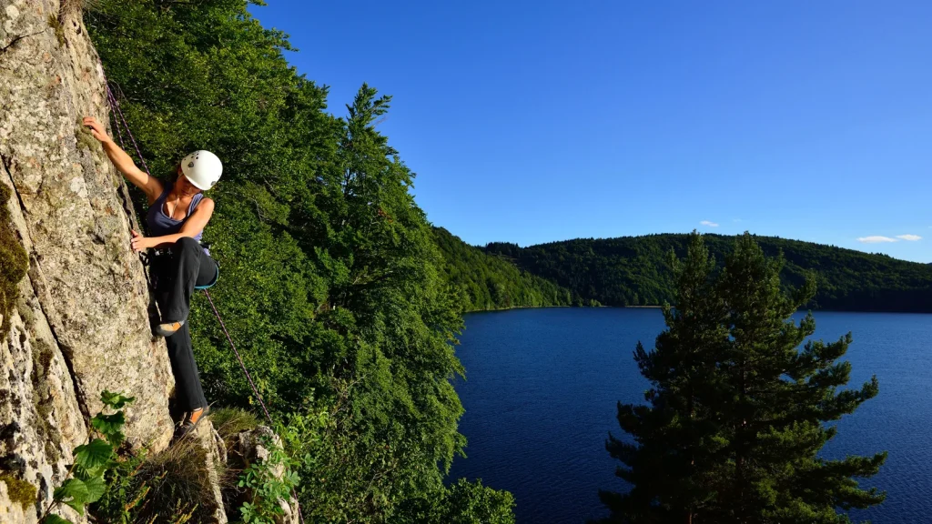 Femme pratiquant l'escalade au lac Issarlès