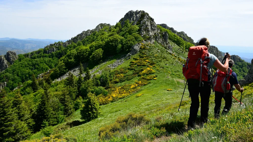 Couple randonnant sur les hauteurs du Tarnargue au printemps