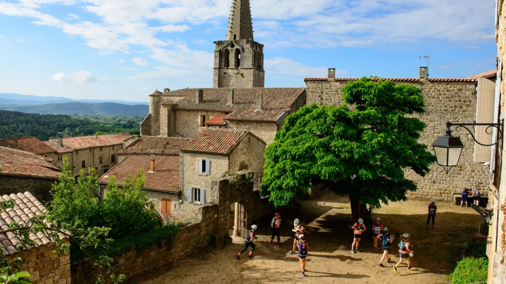 Compétition sportive au village de caractère de Chassiers, en été