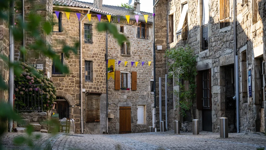Village de caractère de Meyras, en été