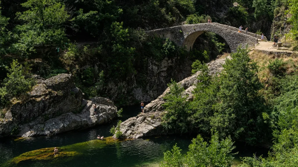 Baignade au Pont du diable du village de caractère de Thueyts