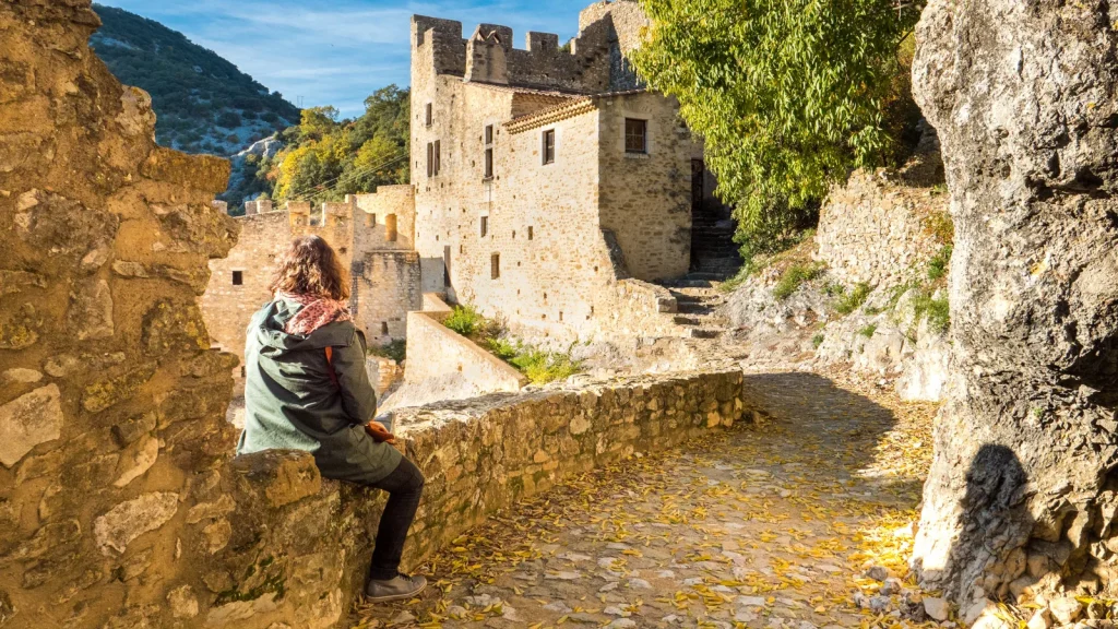 Femme dans le village de caractère de Saint-Montan, en automne
