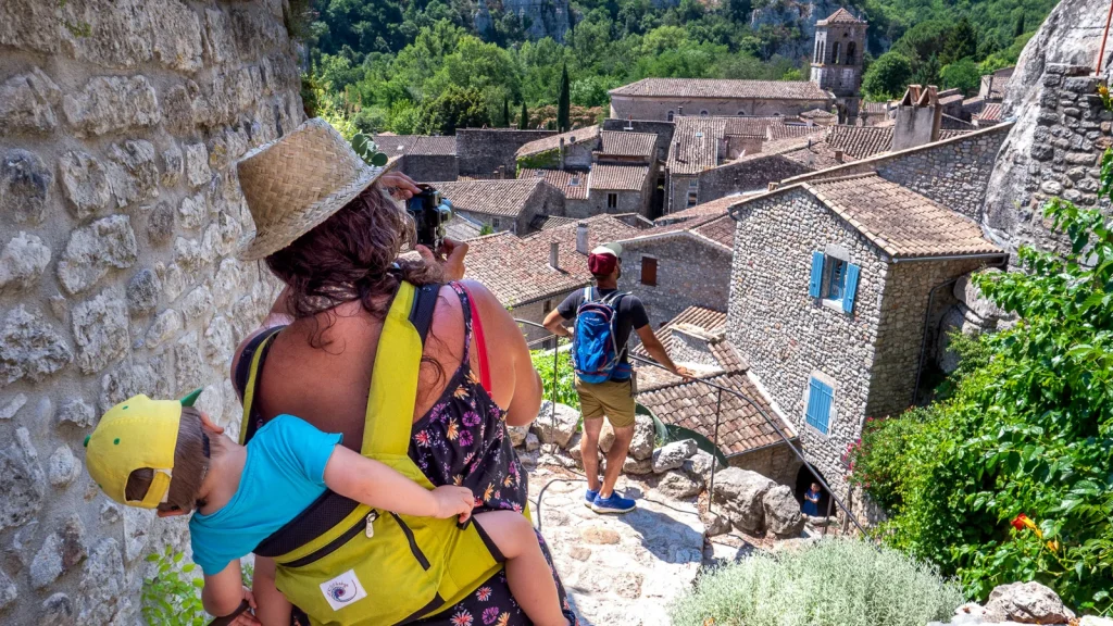 Famille visitant le village de caractère de Labeaume, en été