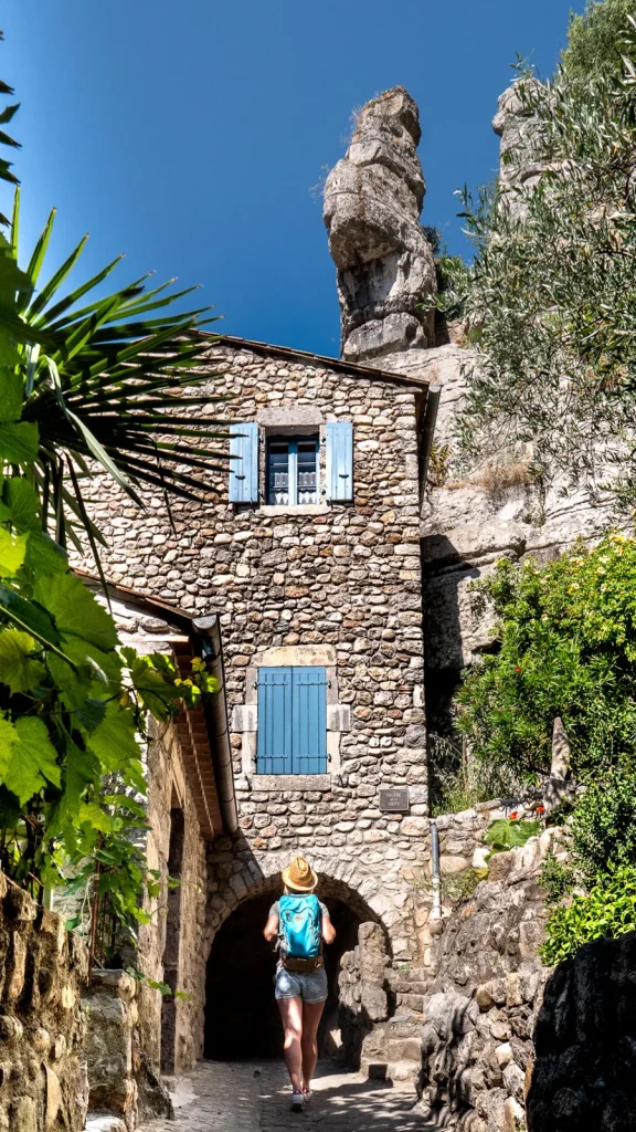 Femme déambulant dans le village de caractère de Labeaume, en été