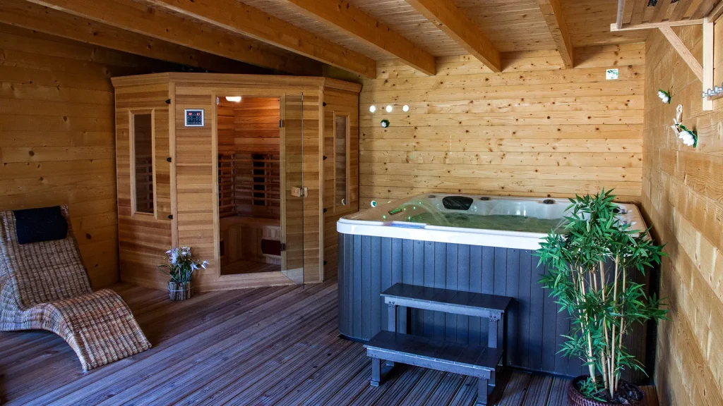 Espace détente avec spa et sauna, à l
