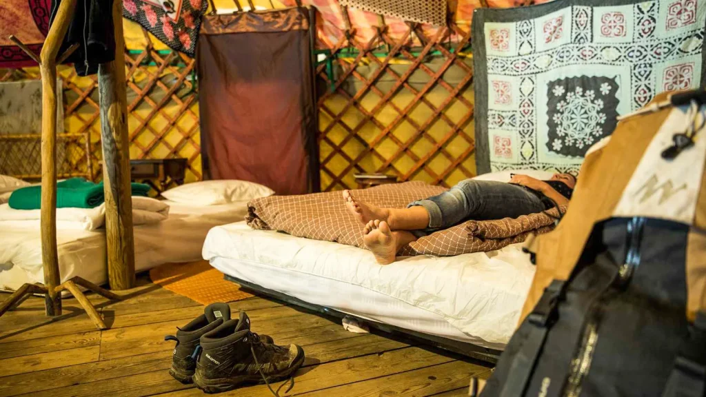 Femme se détendant dans un hébergement insolite : une yourte au camping "Mille étoiles"