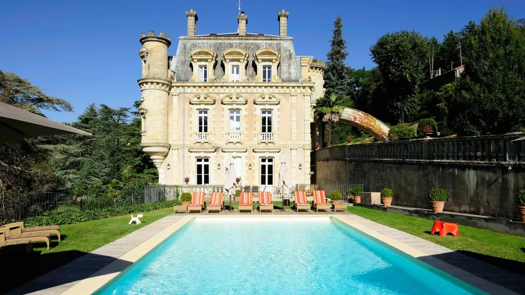 Hébergement en chambre d'hôtes, au Château Clément, avec piscine