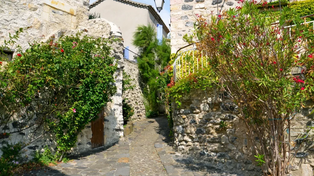 Village de caractère de Saint-Vincent-de-Barrès en été