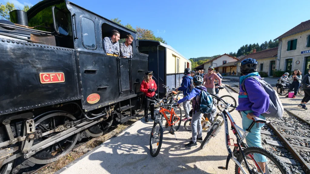 Famille attendant d'embarquer leurs vélos dans le Train de l'Ardèche en été