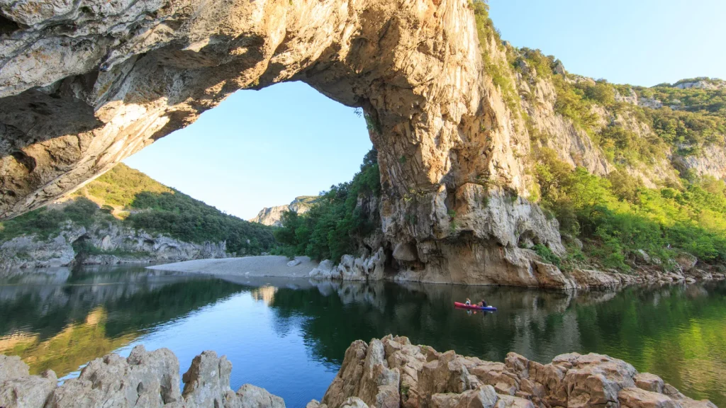 Canoé passant sous le Pont-d