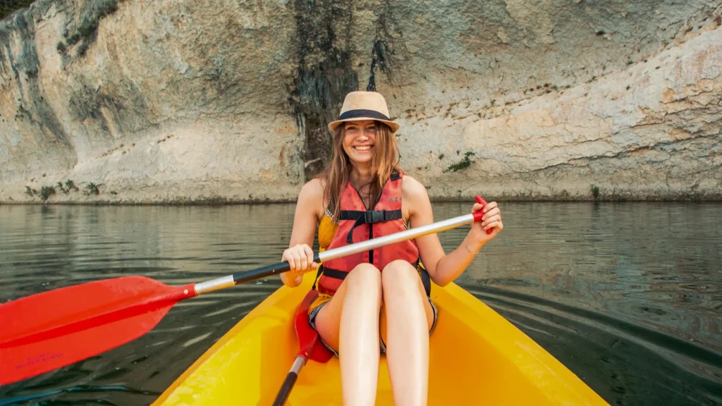 Femme dans un canoé