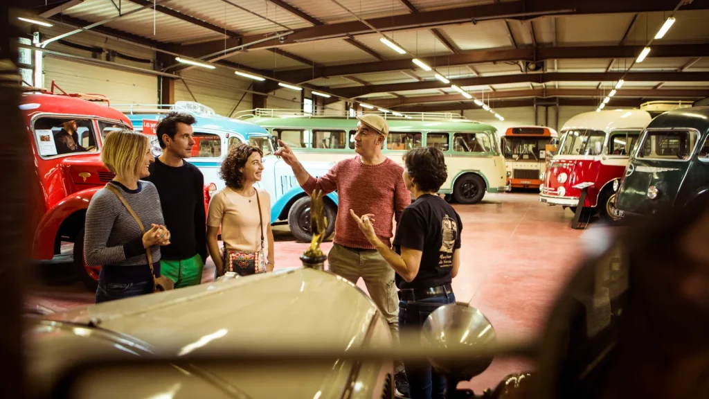 Groupe visitant le Musée du charronnage au car à Vanosc