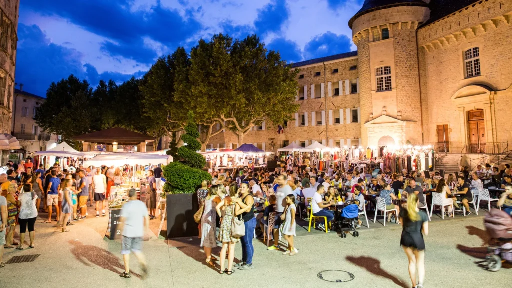 Marché nocturne à Aubenas