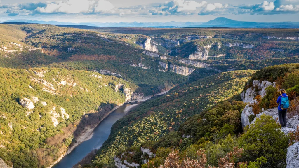 Femme observant le paysage des Gorges de l