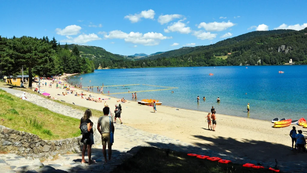 Baignade au Lac Issarlès en été