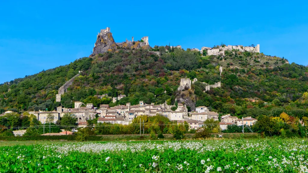 Village de caractère de Rochemaure en automne