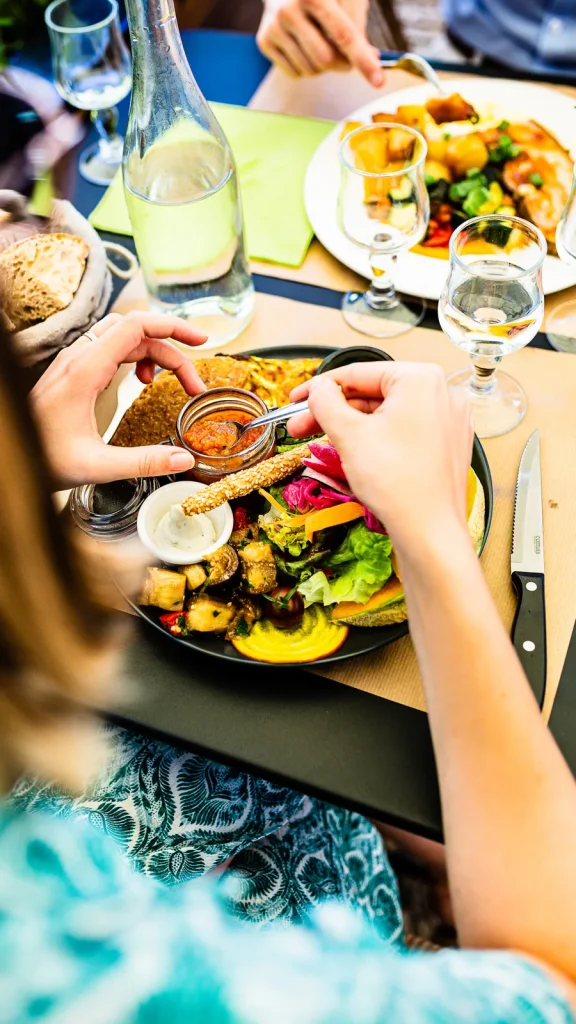 Dégustation au Bistrot de Pays du Bec Figue, au village de caractère de Labeaume, en été