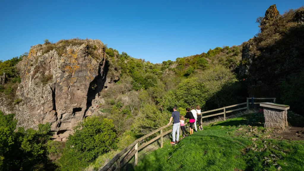 Famille observant le site des Balmes de Montbrun, sur le plateau du Coiron