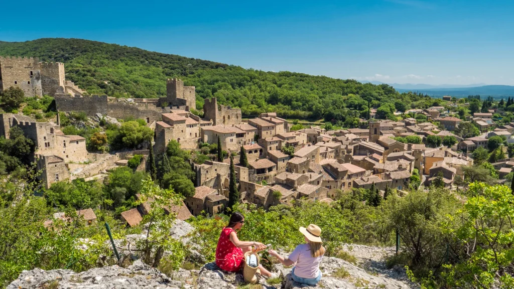 Dégustation de vin au dessus du village de caractère de Saint-Montan, en été