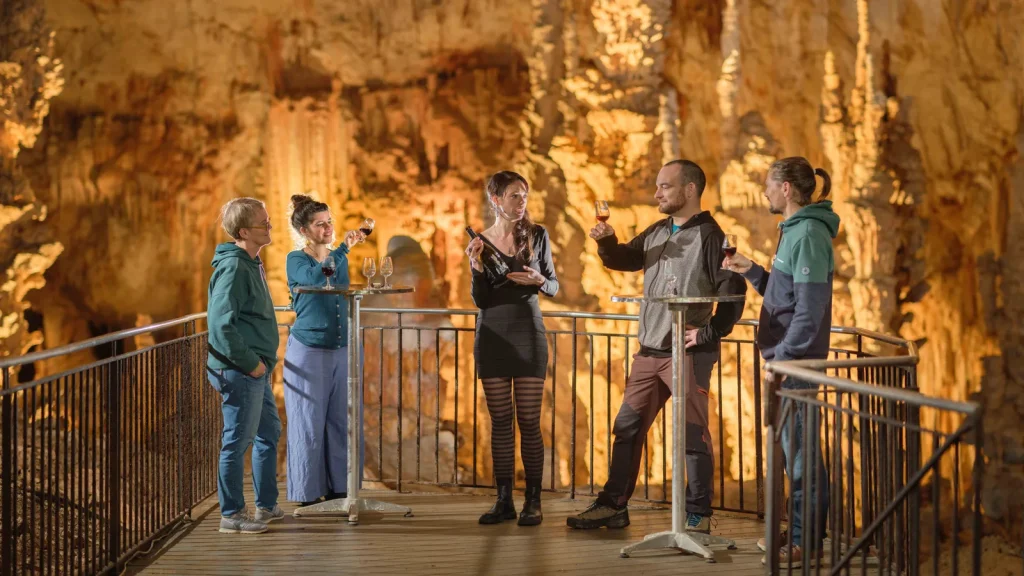 Dégustation de vin souterraine, au Grand Site de l