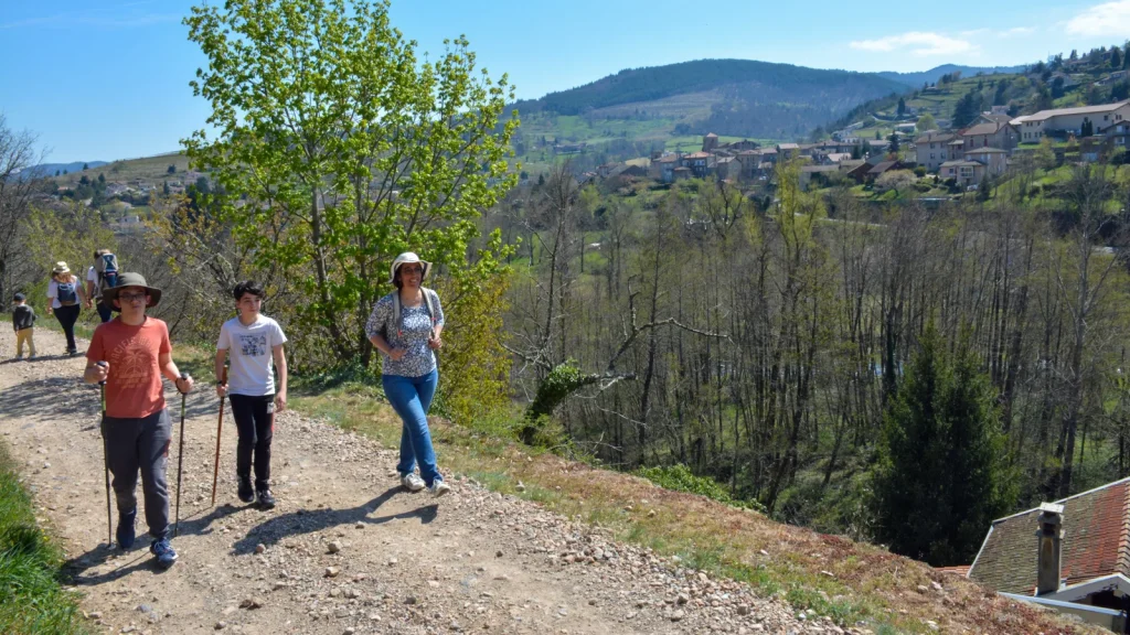 Randonnée en famille près du village de caractère de Désaignes, au printemps
