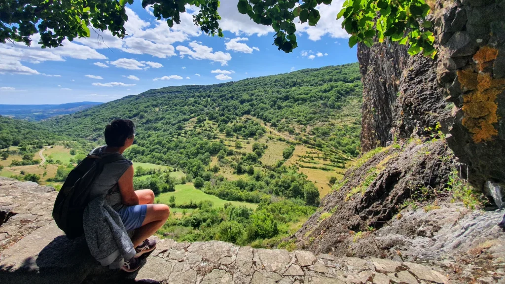 Visite de Sceautres, sur le plateau du Coiron, en été