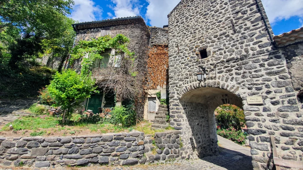 Village de Sceautres, sur le plateau du Coiron, en été