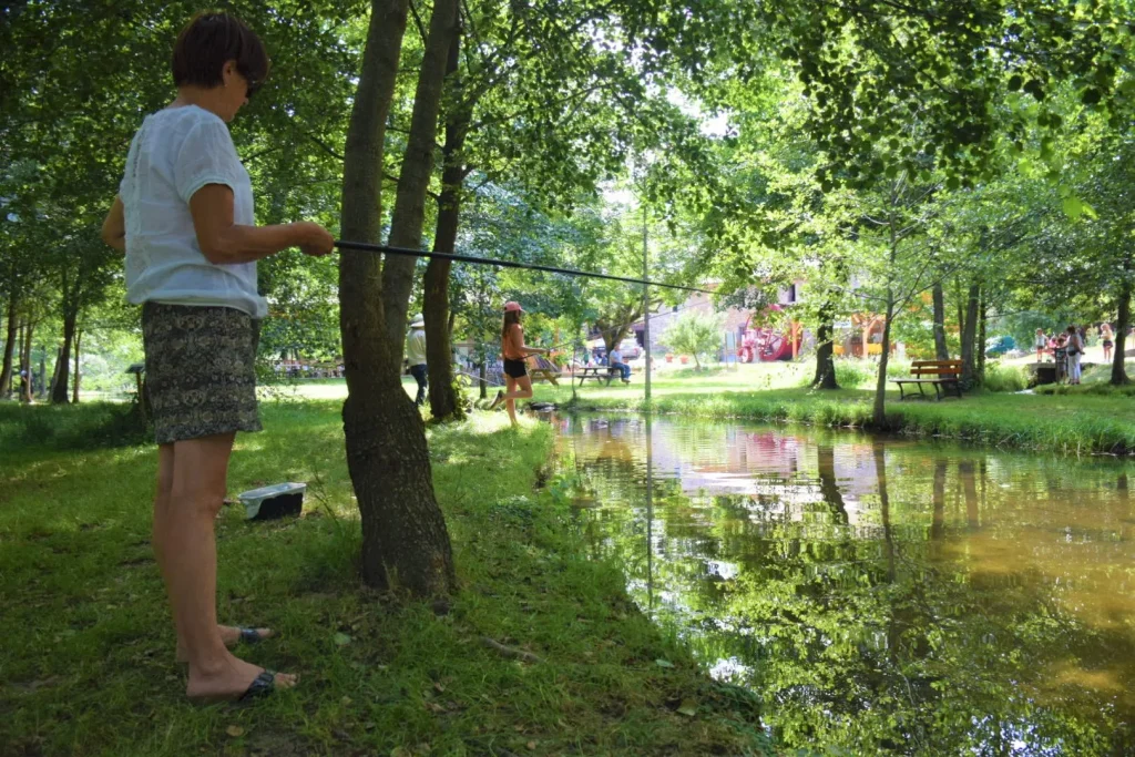 Femme pêchant à la ligne aux "Truites d
