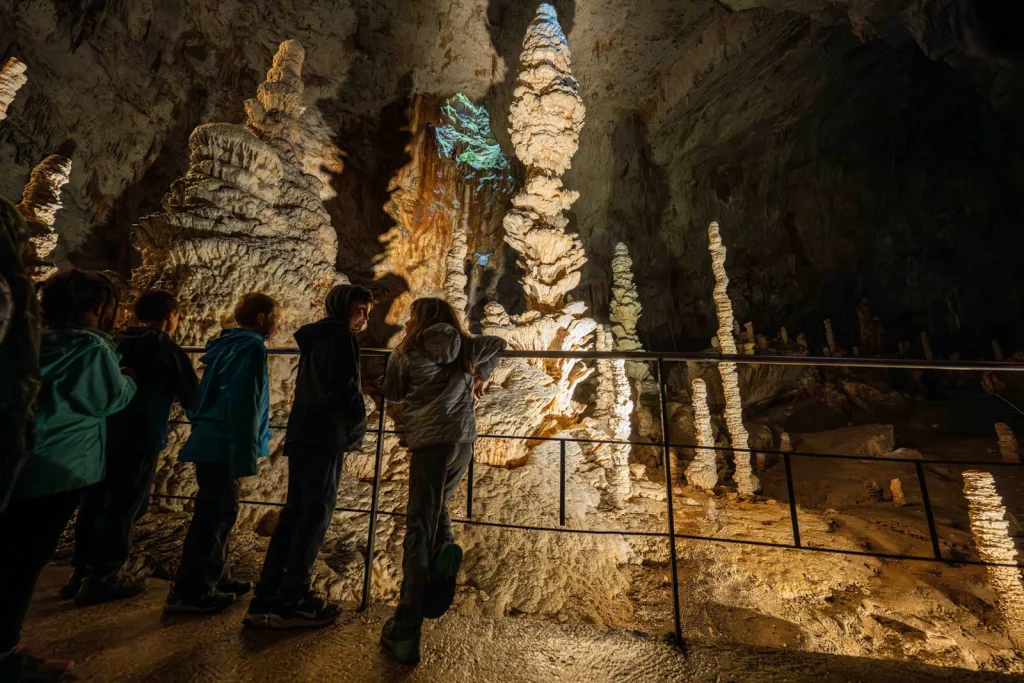 Enfants visitant le Grand Site de France de l