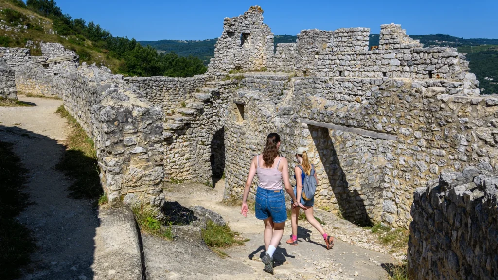 Jeunes femmes au Château de Crussol en été
