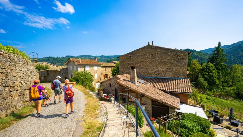 Famille visitant le village de caractère de Boucieu-le-Roi, en été