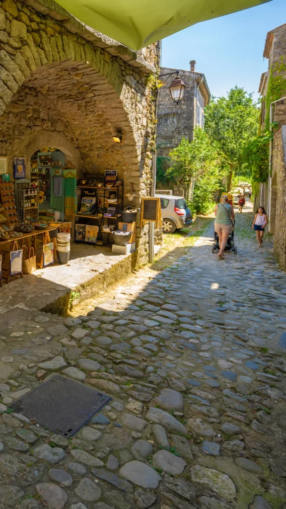 Familles visitant le village de caractère de Labeaume, en été