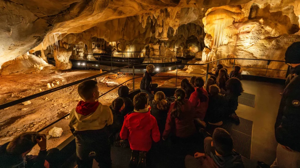 Enfants à la Grotte Chauvet 2 Ardèche
