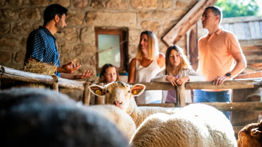 Famille visitant le musée Ardelaine